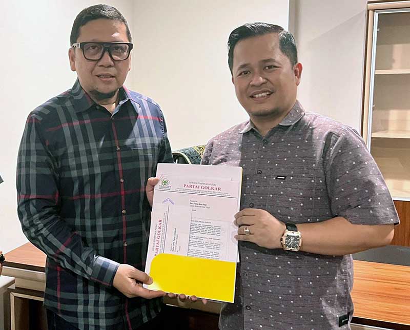 Faruq Ibnul Haqi (kanan) menerima surat rekomendasi dari Partai Golkar untuk Pilwakot Tegal. FOTO : Ist