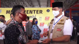 FOTO : Wali Kota Jambi H. Syarif Fasha Saat Membagikan Kartu Pelanggan Gas Bersubsidi kepada Masyarakat Kecamatan Jambi Timur di Command Center Posko Gugus Tugas Penanganan Covid-19 Kota Jambi Kota Jambi, Rabu (10/06/20).⁣