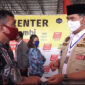 FOTO : Wali Kota Jambi H. Syarif Fasha Saat Membagikan Kartu Pelanggan Gas Bersubsidi kepada Masyarakat Kecamatan Jambi Timur di Command Center Posko Gugus Tugas Penanganan Covid-19 Kota Jambi Kota Jambi, Rabu (10/06/20).⁣