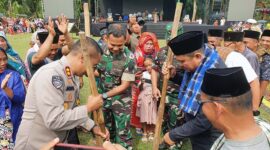 Dandim 041/Bute Letkol Inf Arief Widyanto Hadiri Pertunjukan Sidang Balai Panjang pada Festival Kenduri Swarnabumi I Kabupaten Bungo. FOTO : PENDIM