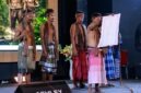 Para perwakilan masyarakat adat Suku Anak Dalam (SAD) saat membacakan maklumat atau naskah deklarasi kebudayaan dalam rangkaian acara Festival Raden Hamzah 2026 bertema 