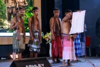 Para perwakilan masyarakat adat Suku Anak Dalam (SAD) saat membacakan maklumat atau naskah deklarasi kebudayaan dalam rangkaian acara Festival Raden Hamzah 2026 bertema "Rimba yang Bersuara" yang digelar di Aula Kantor RRI Telanai, Jambi, Sabtu malam (27/06).  (FOTO : Dok. Istimewa)