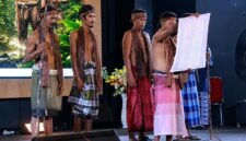 Para perwakilan masyarakat adat Suku Anak Dalam (SAD) saat membacakan maklumat atau naskah deklarasi kebudayaan dalam rangkaian acara Festival Raden Hamzah 2026 bertema 