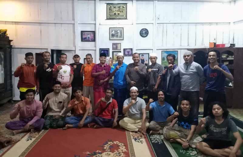 Rapat Bersama Pembentukan Forum Pecinta Perahu Tradisional Jambi di kediaman Ketua Pemuda Kelurahan Tanjung Johor, Fahrul Rozi, Jum'at (26/8/22) malam. FOTO : Ist