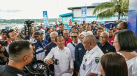 Menteri ESDM Bahlil Lahadalia Tegaskan Ketersediaan Solar untuk Nelayan Saat Tinjau SPBUN di Maluku, Rabu (18/12/2024). FOTO : HMS