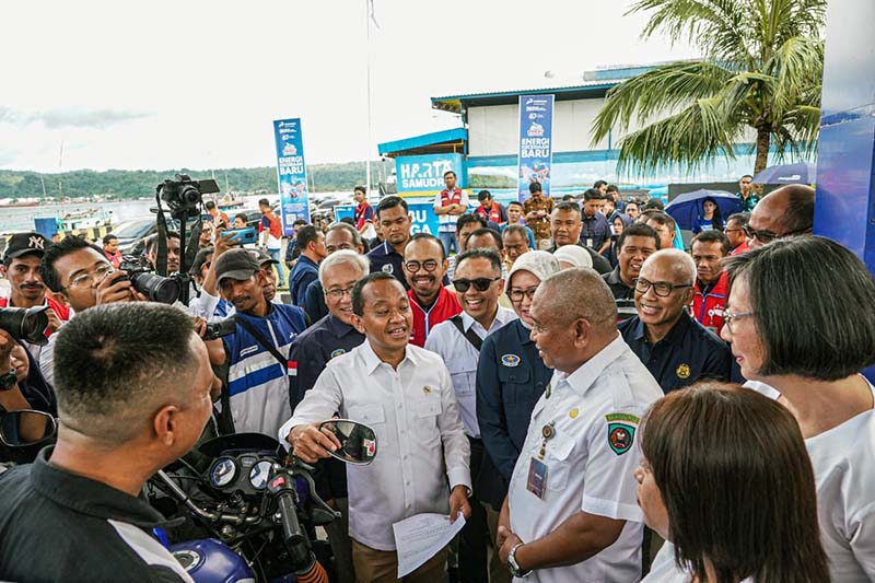 Menteri ESDM Bahlil Lahadalia Tegaskan Ketersediaan Solar untuk Nelayan Saat Tinjau SPBUN di Maluku, Rabu (18/12/2024). FOTO : HMS