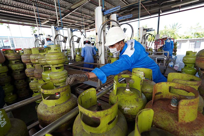 ANTISIPASI LONJAKAN LPG: Petugas sedang melakukan pengecekan tabung LPG 3 kg di salah satu Stasiun Pengisian dan Pengangkutan Bulk Elpiji (SPPBE). Menjelang Idulfitri 1447 H, Pertamina Patra Niaga Regional Sumbagut resmi menambah pasokan hingga 3,2 juta tabung untuk menjamin ketersediaan energi bagi masyarakat di wilayah Aceh, Sumut, Sumbar, Riau, dan Kepri. (Foto: Dok. Pertamina/Istimewa)