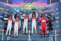 Pebalap Indonesia Sean Gelael dari tim Garage 75 (paling kanan) bersama para pemenang lainnya di atas podium Race 1 GT World Challenge Asia 2026 di Sirkuit Internasional Pertamina Mandalika, Lombok. (FOTO : Dok. WKI/LT)