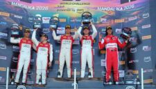 Pebalap Indonesia Sean Gelael dari tim Garage 75 (paling kanan) bersama para pemenang lainnya di atas podium Race 1 GT World Challenge Asia 2026 di Sirkuit Internasional Pertamina Mandalika, Lombok. (FOTO : Dok. WKI/LT)