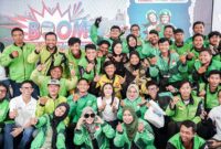 VP Marketing PT Pertamina Patra Niaga, Heppy Wulansari (tengah bawah, baju putih), berfoto bersama puluhan mitra pengemudi ojek online (ojol) dari berbagai platform di sela-sela acara Pengundian Program Berkah Ojek Online MyPertamina (BOOM) Periode 1 di SPBU Pertamina Daan Mogot, Jakarta Barat, Minggu (24/5/2026). (FOTO : Dok. Istimewa WKI/LT)