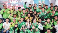 VP Marketing PT Pertamina Patra Niaga, Heppy Wulansari (tengah bawah, baju putih), berfoto bersama puluhan mitra pengemudi ojek online (ojol) dari berbagai platform di sela-sela acara Pengundian Program Berkah Ojek Online MyPertamina (BOOM) Periode 1 di SPBU Pertamina Daan Mogot, Jakarta Barat, Minggu (24/5/2026). (FOTO : Dok. Istimewa WKI/LT)