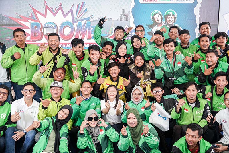 VP Marketing PT Pertamina Patra Niaga, Heppy Wulansari (tengah bawah, baju putih), berfoto bersama puluhan mitra pengemudi ojek online (ojol) dari berbagai platform di sela-sela acara Pengundian Program Berkah Ojek Online MyPertamina (BOOM) Periode 1 di SPBU Pertamina Daan Mogot, Jakarta Barat, Minggu (24/5/2026). (FOTO : Dok. Istimewa WKI/LT)