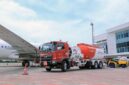 Truk tangki Pertamina Patra Niaga melakukan pengisian bahan bakar Avtur ke pesawat terbang di apron bandara. Pertamina Patra Niaga resmi menurunkan harga Avtur domestik hingga 10 persen mulai 1 Juni 2026 guna mendukung konektivitas udara nasional dan industri pariwisata. (Foto: Dok. Pertamina Patra Niaga)