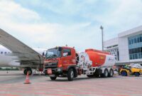 Truk tangki Pertamina Patra Niaga melakukan pengisian bahan bakar Avtur ke pesawat terbang di apron bandara. Pertamina Patra Niaga resmi menurunkan harga Avtur domestik hingga 10 persen mulai 1 Juni 2026 guna mendukung konektivitas udara nasional dan industri pariwisata. (Foto: Dok. Pertamina Patra Niaga)