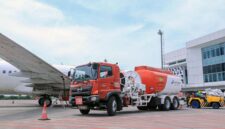 Truk tangki Pertamina Patra Niaga melakukan pengisian bahan bakar Avtur ke pesawat terbang di apron bandara. Pertamina Patra Niaga resmi menurunkan harga Avtur domestik hingga 10 persen mulai 1 Juni 2026 guna mendukung konektivitas udara nasional dan industri pariwisata. (Foto: Dok. Pertamina Patra Niaga)