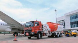 Truk tangki Pertamina Patra Niaga melakukan pengisian bahan bakar Avtur ke pesawat terbang di apron bandara. Pertamina Patra Niaga resmi menurunkan harga Avtur domestik hingga 10 persen mulai 1 Juni 2026 guna mendukung konektivitas udara nasional dan industri pariwisata. (Foto: Dok. Pertamina Patra Niaga)