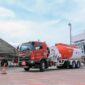 Truk tangki Pertamina Patra Niaga melakukan pengisian bahan bakar Avtur ke pesawat terbang di apron bandara. Pertamina Patra Niaga resmi menurunkan harga Avtur domestik hingga 10 persen mulai 1 Juni 2026 guna mendukung konektivitas udara nasional dan industri pariwisata. (Foto: Dok. Pertamina Patra Niaga)