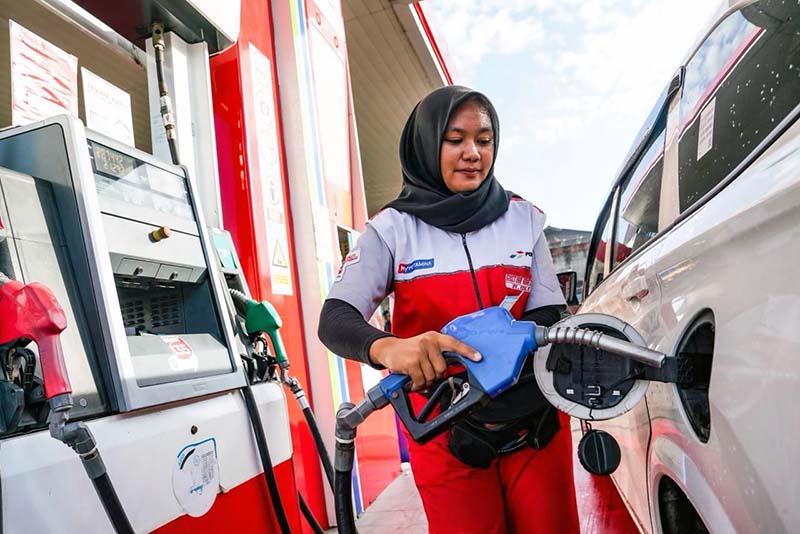 PT Pertamina Patra Niaga menegaskan bahwa angka Rp18.040 per liter yang tercantum pada struk pembelian merupakan nilai keekonomian riil produk sebagai bentuk transparansi edukasi, sementara konsumen tetap membayar sesuai harga subsidi yang ditetapkan Pemerintah. (Foto: Dok. Pertamina)