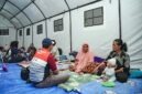 Petugas medis dan relawan Pertamina Peduli memberikan layanan kesehatan kepada para pengungsi gempa bumi di dalam tenda Posko Medis Gratis 24 Jam yang berlokasi di Lapangan Golo Conggo, Kecamatan Reok, Kabupaten Manggarai, Nusa Tenggara Timur (NTT). (FOTO : Dok. Pertamina)