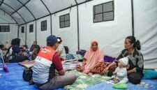 Petugas medis dan relawan Pertamina Peduli memberikan layanan kesehatan kepada para pengungsi gempa bumi di dalam tenda Posko Medis Gratis 24 Jam yang berlokasi di Lapangan Golo Conggo, Kecamatan Reok, Kabupaten Manggarai, Nusa Tenggara Timur (NTT). (FOTO : Dok. Pertamina)