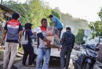 Sejumlah relawan dan petugas Pertamina Peduli menurunkan bantuan logistik dari bak mobil pick-up untuk didistribusikan kepada warga terdampak bencana gempa di NTT. (FOTO : Dok. Pertamina)