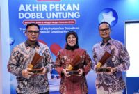 Perwakilan manajemen PT Pertamina Patra Niaga menunjukkan trofi penghargaan yang berhasil diraih dalam ajang Indonesia WOW Brand 2026 di Jakarta, Kamis (16/4/2026). (FOTO : Dok. Istimewa/WKI)