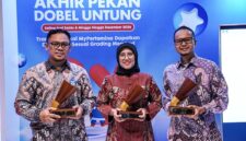 Perwakilan manajemen PT Pertamina Patra Niaga menunjukkan trofi penghargaan yang berhasil diraih dalam ajang Indonesia WOW Brand 2026 di Jakarta, Kamis (16/4/2026). (FOTO : Dok. Istimewa/WKI)