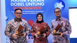 Perwakilan manajemen PT Pertamina Patra Niaga menunjukkan trofi penghargaan yang berhasil diraih dalam ajang Indonesia WOW Brand 2026 di Jakarta, Kamis (16/4/2026). (FOTO : Dok. Istimewa/WKI)