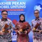 Perwakilan manajemen PT Pertamina Patra Niaga menunjukkan trofi penghargaan yang berhasil diraih dalam ajang Indonesia WOW Brand 2026 di Jakarta, Kamis (16/4/2026). (FOTO : Dok. Istimewa/WKI)