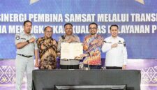 SINERGI LINTAS LEMBAGA: (Dari kiri ke kanan) Direktur Utama Jasa Raharja Rivan A. Purwantono, Kepala BPH Migas Wahyudi Anas, Kakorlantas Polri Irjen Pol. Agus Suryo Nugroho, Direktur Utama Pertamina Patra Niaga Mars Ega Legowo Putra, dan Dirjen Bina Keuangan Daerah Kemendagri Agus Fatoni menunjukkan dokumen kerja sama integrasi data kendaraan di Semarang, Rabu (22/4). Kolaborasi ini bertujuan memastikan penyaluran BBM subsidi lebih tepat sasaran dan transparan. (FOTO : Dok. WKI)