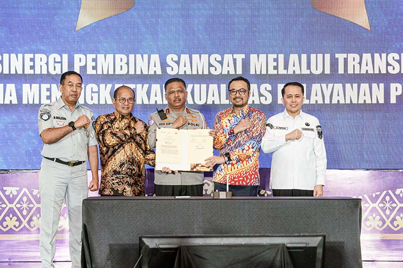 SINERGI LINTAS LEMBAGA: (Dari kiri ke kanan) Direktur Utama Jasa Raharja Rivan A. Purwantono, Kepala BPH Migas Wahyudi Anas, Kakorlantas Polri Irjen Pol. Agus Suryo Nugroho, Direktur Utama Pertamina Patra Niaga Mars Ega Legowo Putra, dan Dirjen Bina Keuangan Daerah Kemendagri Agus Fatoni menunjukkan dokumen kerja sama integrasi data kendaraan di Semarang, Rabu (22/4). Kolaborasi ini bertujuan memastikan penyaluran BBM subsidi lebih tepat sasaran dan transparan. (FOTO : Dok. WKI)