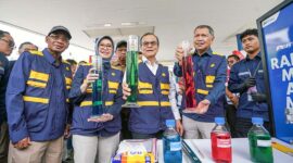 Kepala BPH Migas, Erika Retnowati, bersama Executive GM Pertamina Patra Niaga Regional Sumatera Bagian Utara, Sunardi saat Peninjauan Langsung Kesiapan Energi di Berbagai Titik Penting di Medan, Minggu (23/3/25). FOTO : HMS