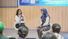 VP Corporate Communication Pertamina Patra Niaga, Kitty Andhora (kanan), berbincang dalam sesi diskusi bersama media pada Press Day GIIAS 2026 di ICE BSD City, Tangerang. (FOTO : Dok. Istimewa)