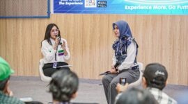 VP Corporate Communication Pertamina Patra Niaga, Kitty Andhora (kanan), berbincang dalam sesi diskusi bersama media pada Press Day GIIAS 2026 di ICE BSD City, Tangerang. (FOTO : Dok. Istimewa)