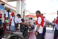 Petugas dan tim pengawas dari Pertamina Patra Niaga Regional Sumbagsel memantau langsung pengisian bahan bakar pada kendaraan bermotor guna mengawasi kepatuhan lembaga penyalur terhadap aturan distribusi BBM bersubsidi. (FOTO : Dok. Pertamina)