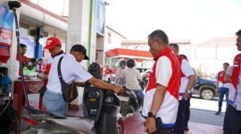 Petugas dan tim pengawas dari Pertamina Patra Niaga Regional Sumbagsel memantau langsung pengisian bahan bakar pada kendaraan bermotor guna mengawasi kepatuhan lembaga penyalur terhadap aturan distribusi BBM bersubsidi. (FOTO : Dok. Pertamina)