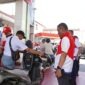 Petugas dan tim pengawas dari Pertamina Patra Niaga Regional Sumbagsel memantau langsung pengisian bahan bakar pada kendaraan bermotor guna mengawasi kepatuhan lembaga penyalur terhadap aturan distribusi BBM bersubsidi. (FOTO : Dok. Pertamina)