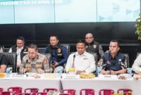 Direktur Pemasaran Ritel Pertamina Patra Niaga, Eko Ricky Susanto (paling kanan), bersama jajaran Bareskrim POLRI, TNI, Kejaksaan Agung, dan PPATK saat konferensi pers pengungkapan penyalahgunaan BBM dan LPG subsidi di Jakarta. (FOTO : Dok. WKI)