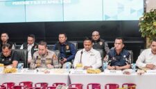 Direktur Pemasaran Ritel Pertamina Patra Niaga, Eko Ricky Susanto (paling kanan), bersama jajaran Bareskrim POLRI, TNI, Kejaksaan Agung, dan PPATK saat konferensi pers pengungkapan penyalahgunaan BBM dan LPG subsidi di Jakarta. (FOTO : Dok. WKI)