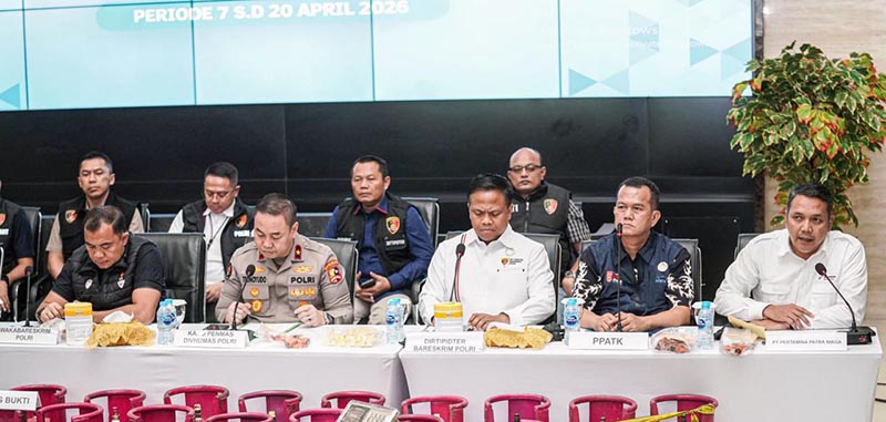 Direktur Pemasaran Ritel Pertamina Patra Niaga, Eko Ricky Susanto (paling kanan), bersama jajaran Bareskrim POLRI, TNI, Kejaksaan Agung, dan PPATK saat konferensi pers pengungkapan penyalahgunaan BBM dan LPG subsidi di Jakarta. (FOTO : Dok. WKI)