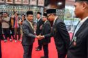 Menteri ESDM Bahlil Lahadalia saat memberikan selamat kepada Hari Purnomo atas raihan Satyalancana Pembangunan. Tanda kehormatan ini diberikan atas keberhasilan inovasi pemberdayaan masyarakat di sekitar wilayah operasional guna menjaga keandalan distribusi energi dan integritas aset Pertamina Patra Niaga. (Foto: Dok. Pertamina Patra Niaga).