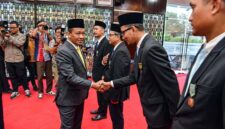 Menteri ESDM Bahlil Lahadalia saat memberikan selamat kepada Hari Purnomo atas raihan Satyalancana Pembangunan. Tanda kehormatan ini diberikan atas keberhasilan inovasi pemberdayaan masyarakat di sekitar wilayah operasional guna menjaga keandalan distribusi energi dan integritas aset Pertamina Patra Niaga. (Foto: Dok. Pertamina Patra Niaga).