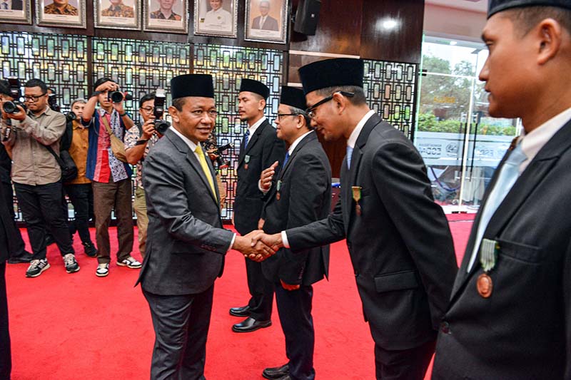 Menteri ESDM Bahlil Lahadalia saat memberikan selamat kepada Hari Purnomo atas raihan Satyalancana Pembangunan. Tanda kehormatan ini diberikan atas keberhasilan inovasi pemberdayaan masyarakat di sekitar wilayah operasional guna menjaga keandalan distribusi energi dan integritas aset Pertamina Patra Niaga. (Foto: Dok. Pertamina Patra Niaga).