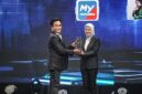 Menteri Koordinator Bidang Hukum, Hak Asasi Manusia, Imigrasi, dan Pemasyarakatan, Yusril Ihza Mahendra (kiri), menyerahkan trofi penghargaan Digital Innovation in Business Transformation kepada Direktur Transformasi, Digitalisasi dan Sustainability Pertamina Patra Niaga, Tenny Elfrida (kanan), dalam ajang Digital Innovation Awards (DIA) 2026 yang berlangsung di Jakarta. Penghargaan ini diraih atas komitmen sukses aplikasi MyPertamina dalam mendorong transformasi ekosistem digital energi nasional. (FOTO : Dok. WKI/Ist)