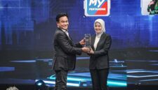 Menteri Koordinator Bidang Hukum, Hak Asasi Manusia, Imigrasi, dan Pemasyarakatan, Yusril Ihza Mahendra (kiri), menyerahkan trofi penghargaan Digital Innovation in Business Transformation kepada Direktur Transformasi, Digitalisasi dan Sustainability Pertamina Patra Niaga, Tenny Elfrida (kanan), dalam ajang Digital Innovation Awards (DIA) 2026 yang berlangsung di Jakarta. Penghargaan ini diraih atas komitmen sukses aplikasi MyPertamina dalam mendorong transformasi ekosistem digital energi nasional. (FOTO : Dok. WKI/Ist)