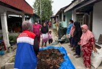 Petugas Fuel Terminal Pematang Siantar memberikan edukasi kepada warga mengenai pengelolaan limbah organik di pekarangan rumah, Sumatera Utara. Kegiatan ini merupakan bagian dari program