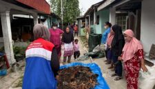Petugas Fuel Terminal Pematang Siantar memberikan edukasi kepada warga mengenai pengelolaan limbah organik di pekarangan rumah, Sumatera Utara. Kegiatan ini merupakan bagian dari program 