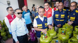 PTH Direktur Utama Pertamina Patra Niaga, Mars Ega Legowo Putra bersama Menteri ESDM Meninjau Sejulah Agen dan Pangkalan LPG 3 Kg. FOTO : HMS