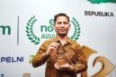 Area Manager Communication, Relations & CSR Regional Jawa Bagian Barat PT Pertamina Patra Niaga, Reno Fri Daryanto, menunjukkan trofi penghargaan kategori Social Innovation & Circular Economy Impact dalam ajang ESG NOW Awards 2026 di Jakarta. (FOTO : Dok. PERTAMINA)