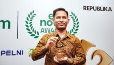 Area Manager Communication, Relations & CSR Regional Jawa Bagian Barat PT Pertamina Patra Niaga, Reno Fri Daryanto, menunjukkan trofi penghargaan kategori Social Innovation & Circular Economy Impact dalam ajang ESG NOW Awards 2026 di Jakarta. (FOTO : Dok. PERTAMINA)